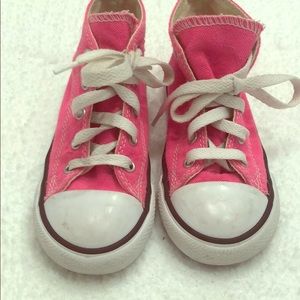Converse Chuck Taylor’s hot pink